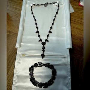 Black flower design teardrop necklace and bracelet set.